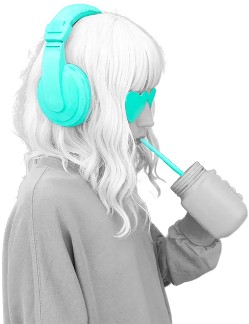 Chica con auriculares turquesa tomando una bebida